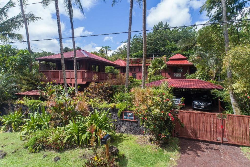KehenaThe Bali House and Cottage at Kehena Beach Hawaii的花园中的房子