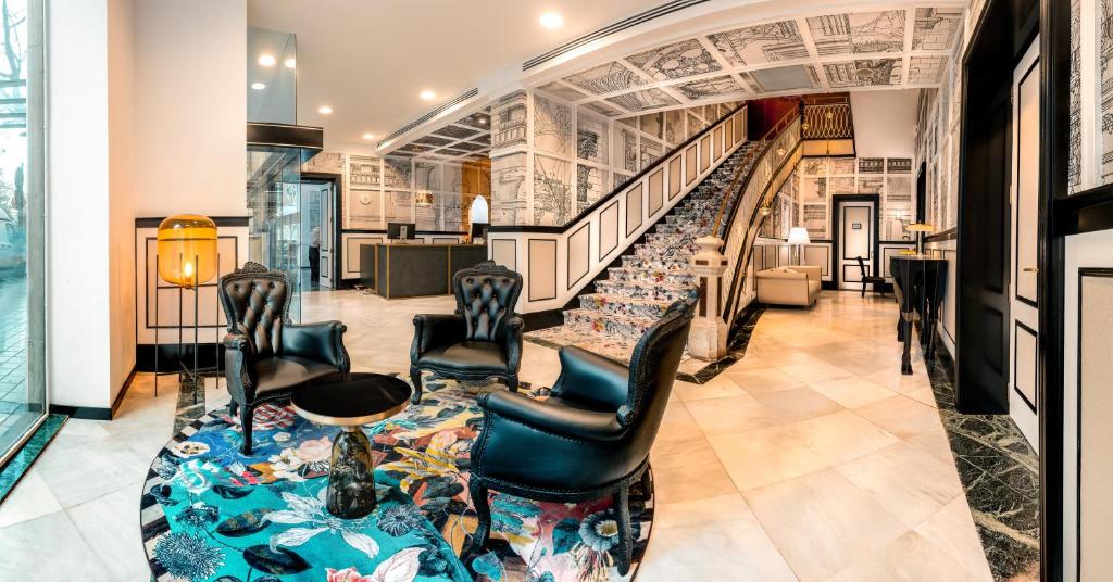 瓦伦西亚英吉利斯精品SH酒店的大堂设有椅子和楼梯