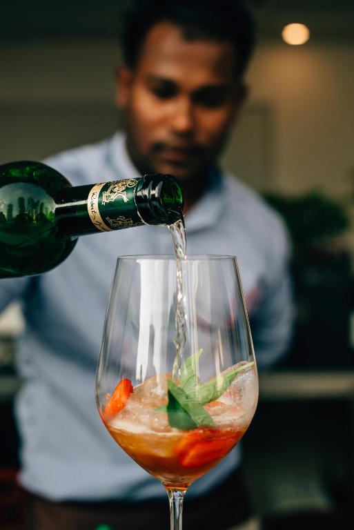 Fairway Colombo - Sri Lanka&#39;s First Hotel With Robot Technology的酒水