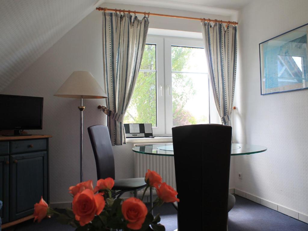 青斯特Cozy Apartment in Zingst Germany with Garden的客厅配有桌子和窗户