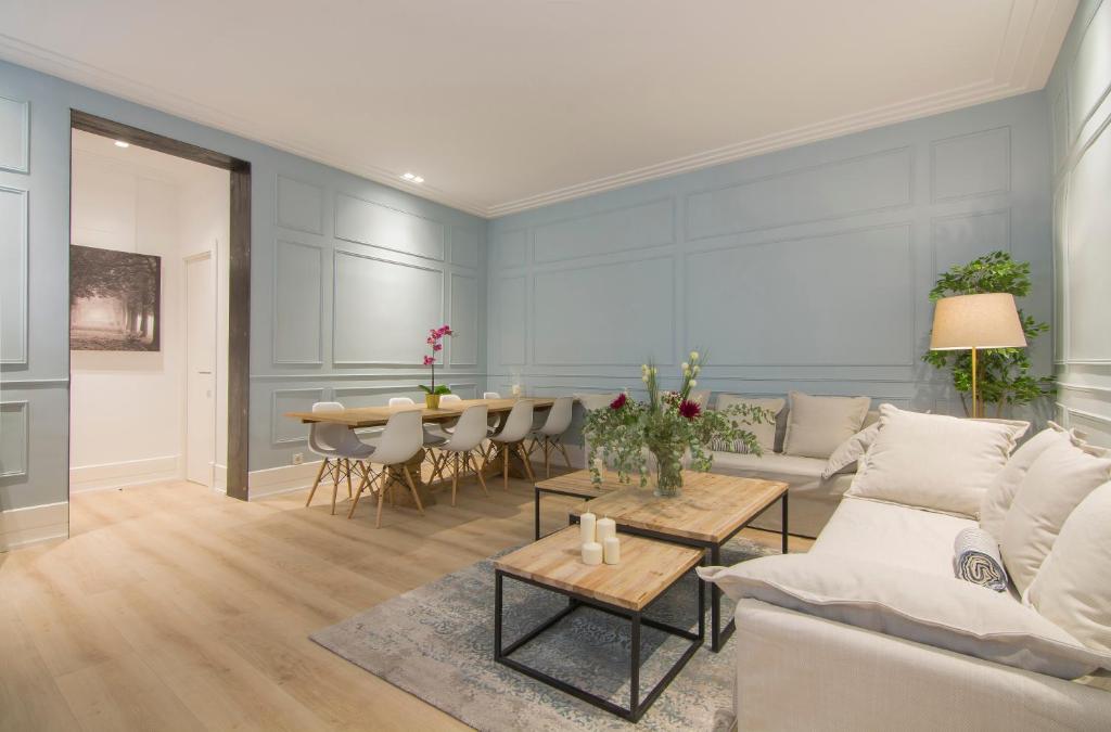 马德里Luxury Alonso Martinez Madrid的客厅配有沙发和桌子