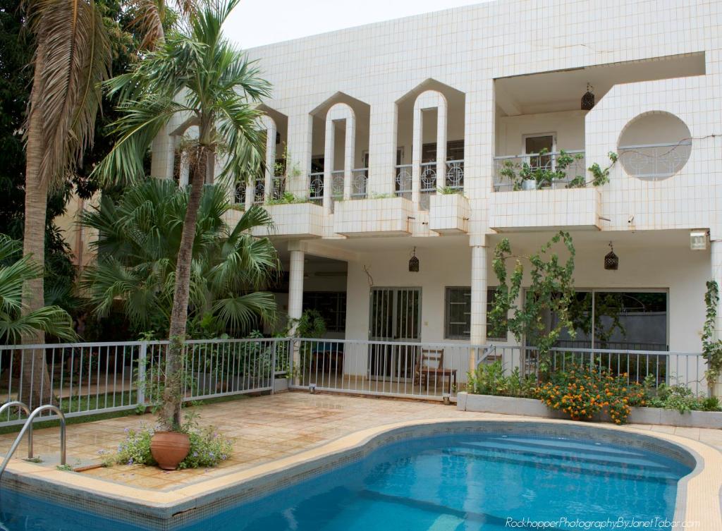 瓦加杜古B & B Le Nomade的一座房子前面设有游泳池