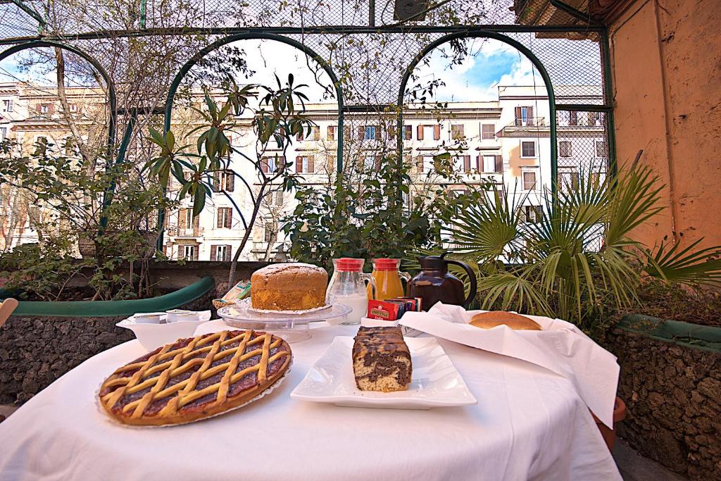 罗马卡梅尔酒店的餐桌上摆放着蛋糕和华夫饼