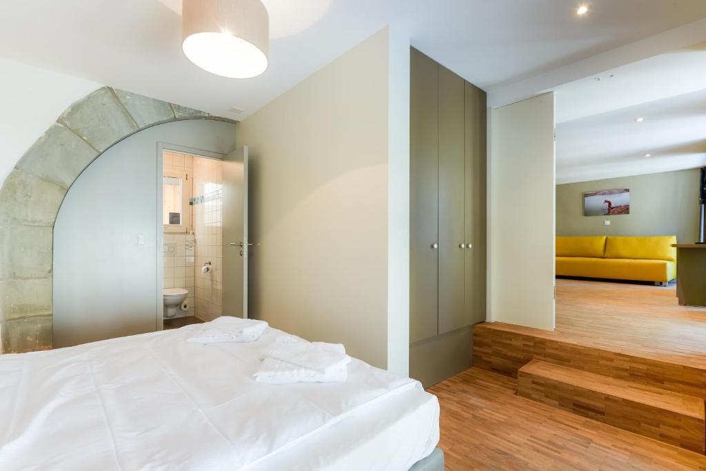 Aparthotel Hine Adon Fribourg客房内的一张或多张床位