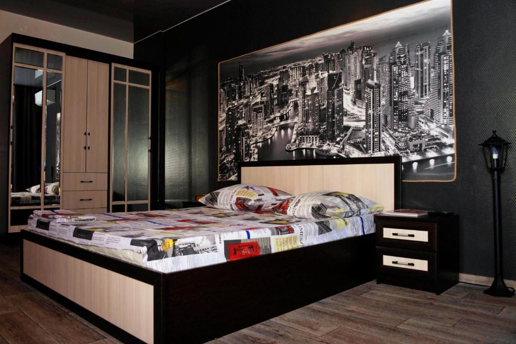 沃罗涅什ATLANT Apartments 171的一间卧室配有一张壁画床