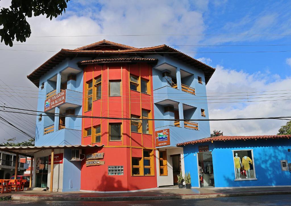 塞拉Pousada da Aldeia的街道边的多彩建筑