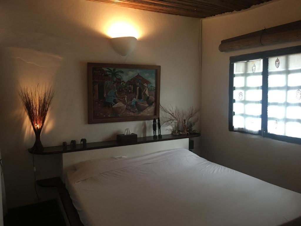 阿西尼我的太阳酒店的卧室配有白色的床和窗户。