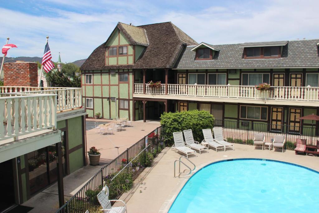 索尔万斯文司格德小屋 - 美国最佳价值套房酒店的享有带游泳池的房子的景色