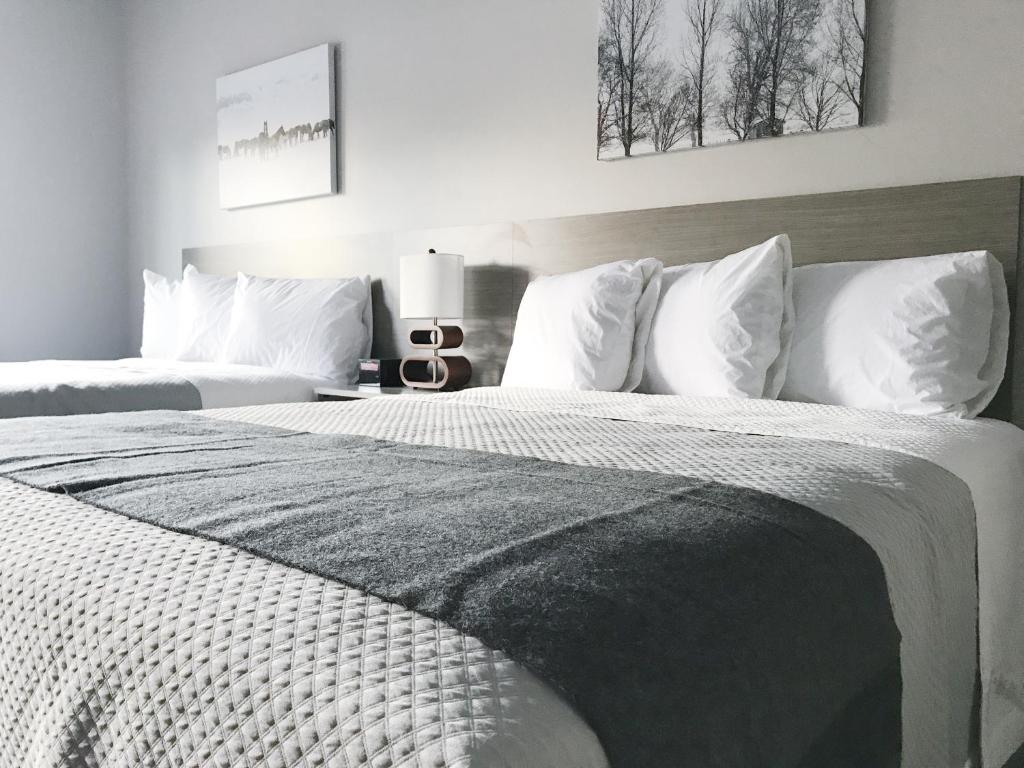 黑利机场汽车旅馆的一间卧室配有两张带白色枕头的床