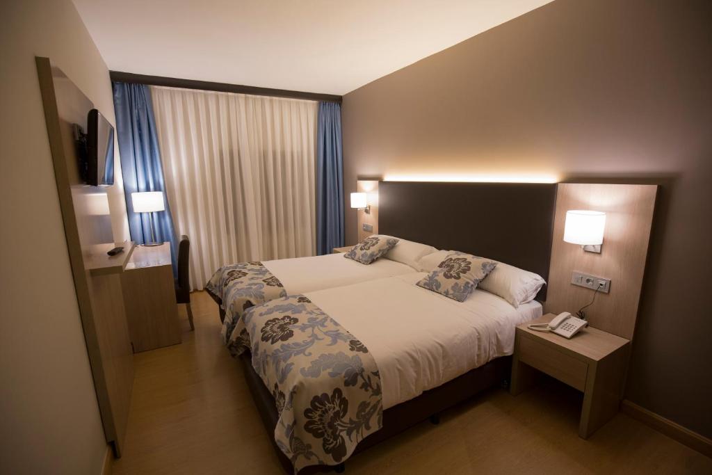阿吉拉尔日波奥瓦伦丁酒店的配有床和2个枕头的酒店客房