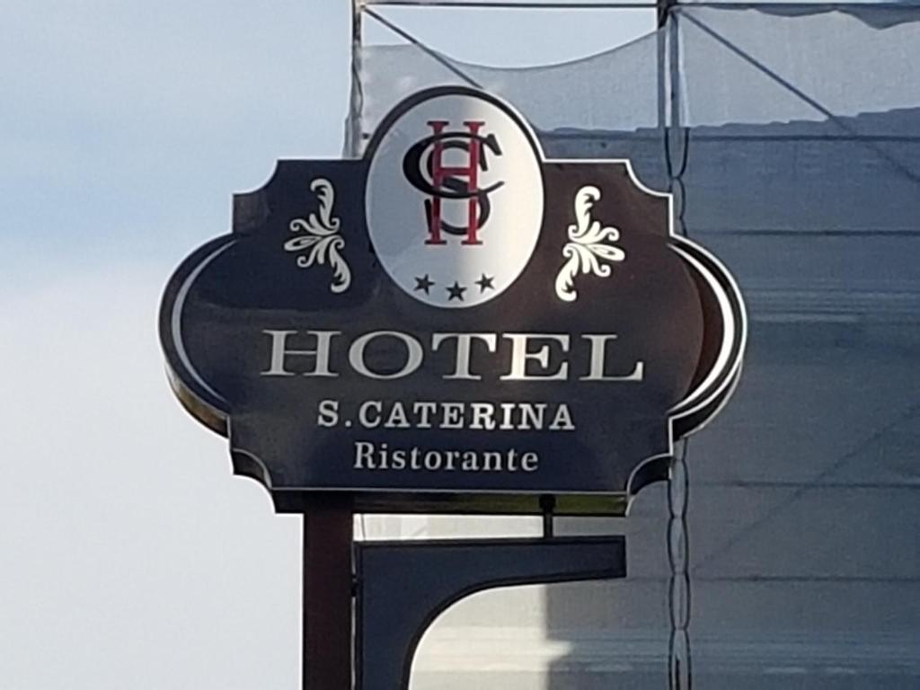 菲夏诺Hotel Santa Caterina的大楼一侧酒店标志