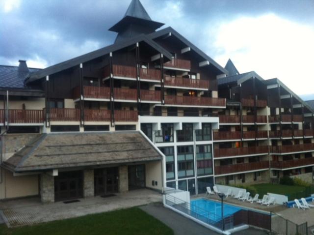 普拉茲德里斯Terrasses Du Mont Blanc的一座大型建筑,前面设有一个游泳池