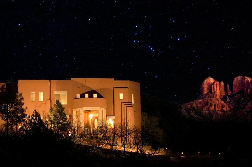 塞多纳Sedona Cathedral Hideaway B&B & Spa的星空之夜的房子