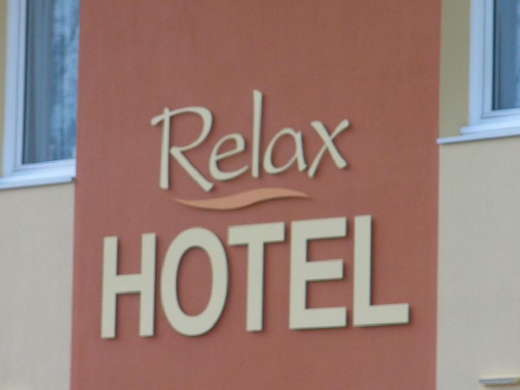 麦拉特轻松酒店的建筑一侧的酒店标志