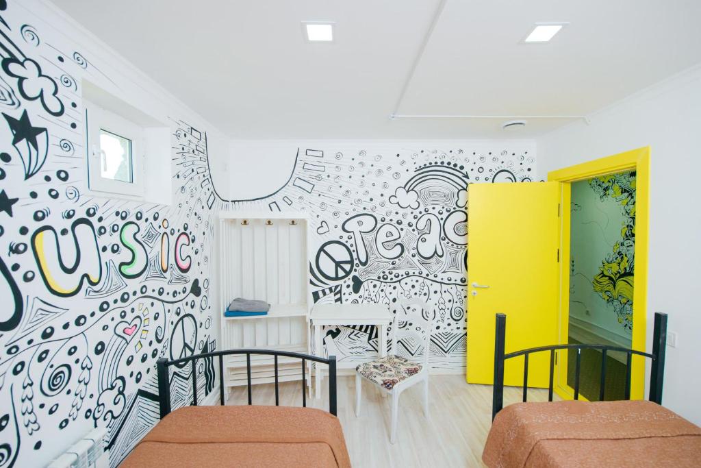 塔什干Topchan的一间涂有涂鸦墙的房间