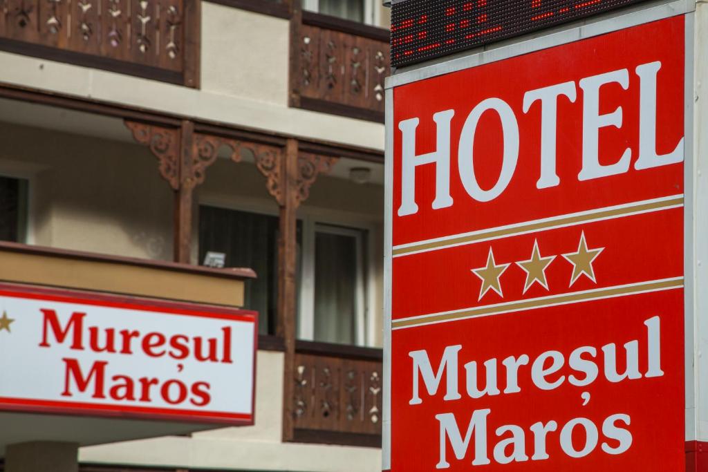 索瓦塔Hotel Muresul Health Spa的建筑前的酒店标志