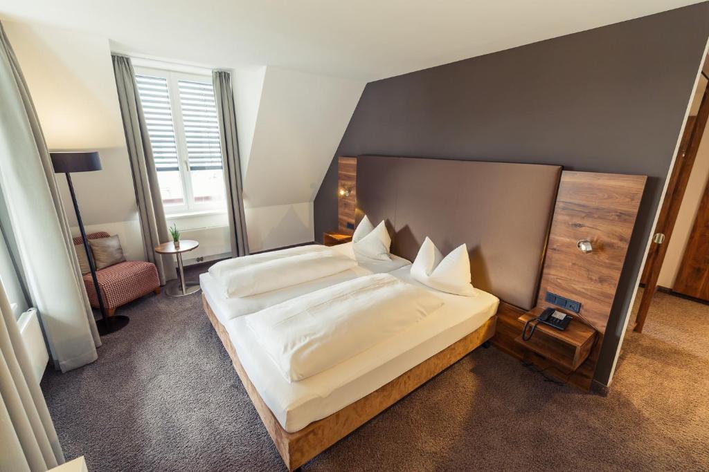 阿本斯贝格Altstadthotel Kneitinger, Abensberg的卧室配有一张白色大床