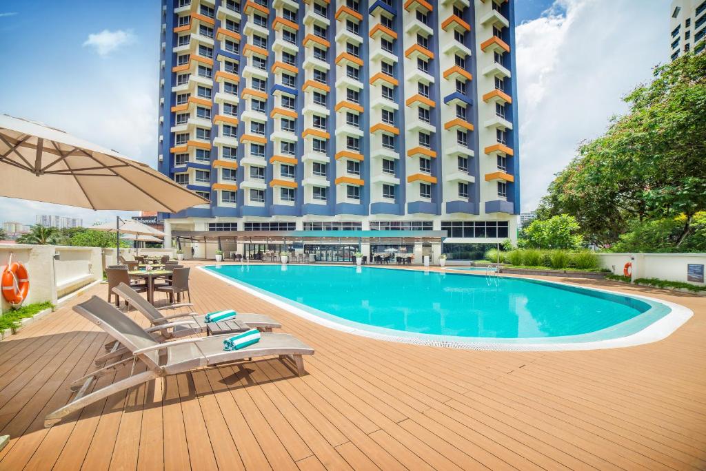 吉隆坡奥克伍德酒店及公寓吉隆坡的一个游泳池,酒店背景