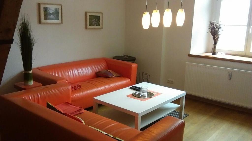 蒙绍Zum alten Landrat的客厅配有沙发和桌子