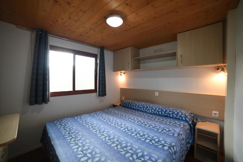 科瑞尤娜沃尔特露营酒店客房内的一张或多张床位