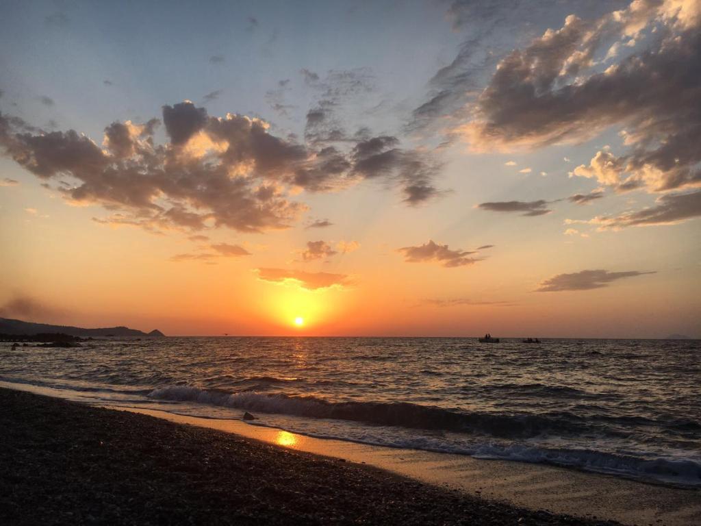 焦约萨马雷阿Giocasa的海滩上的日落与海洋