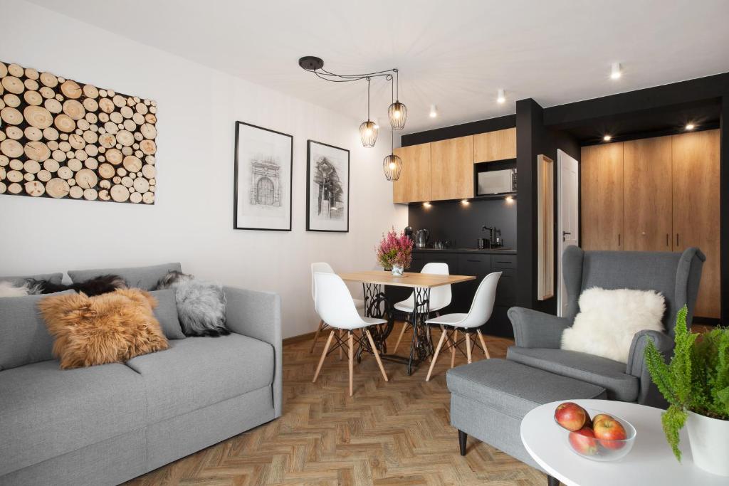 克雷尼察Miód Malvina Apartamenty的客厅配有沙发和桌子