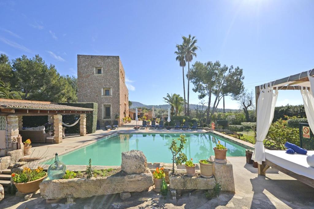 阿尔库迪亚Villa Torreon的房屋前的游泳池