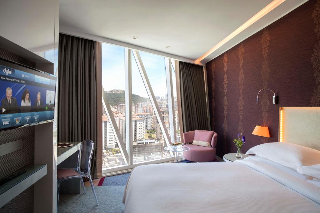 伊斯坦布尔伊斯坦布尔亚洲阿江罗塔纳酒店公寓的酒店客房设有一张床和一个大窗户