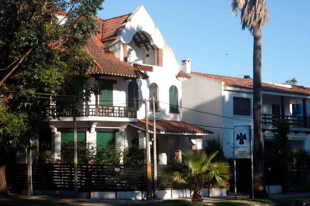 亚特兰蒂斯达Santoral Restaurante y Posada Pet Friendly的白色房子,有红色屋顶