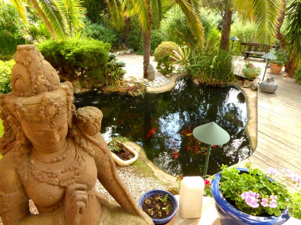 曼德琉-拉纳普勒Babou的花园设有锦 ⁇ 池塘和雕像