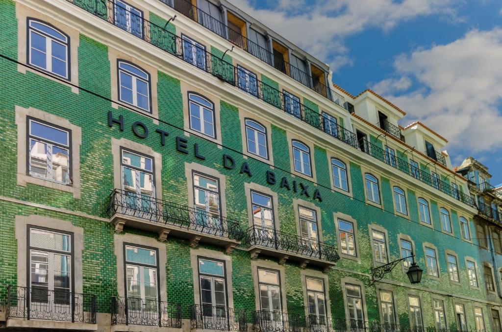 里斯本达巴克斯艾酒店的绿色建筑的侧面有标志