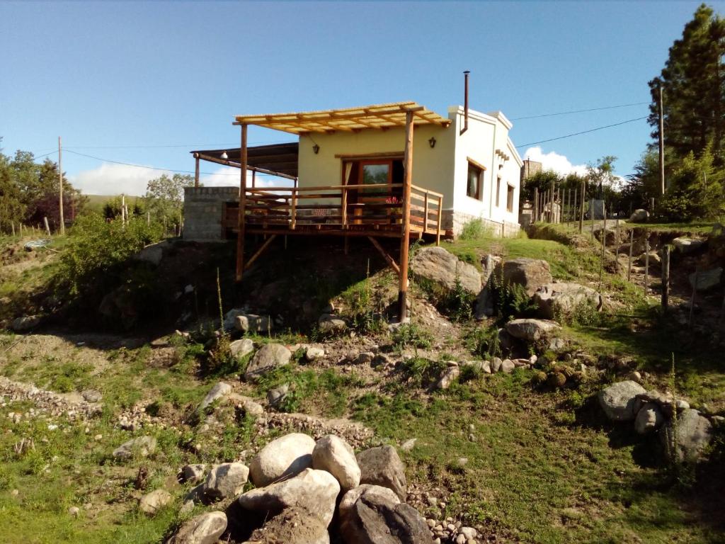 塔菲德尔瓦勒Cabañas Wasi Mayu的山边的岩石房子