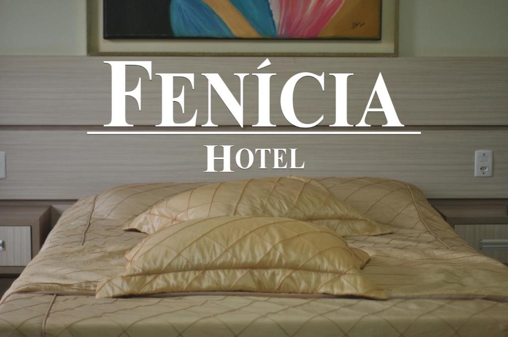 Marechal Cândido RondonHotel Gran Fenícia Marechal的一张在床上读费尼卡酒店的信标