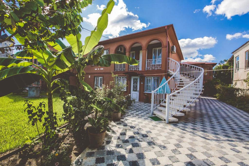 祖格迪迪Casa de Khasia的前面有楼梯的房子