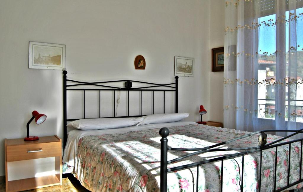 苏比亚诺切诺酒店的一间卧室设有一张床和一个窗口