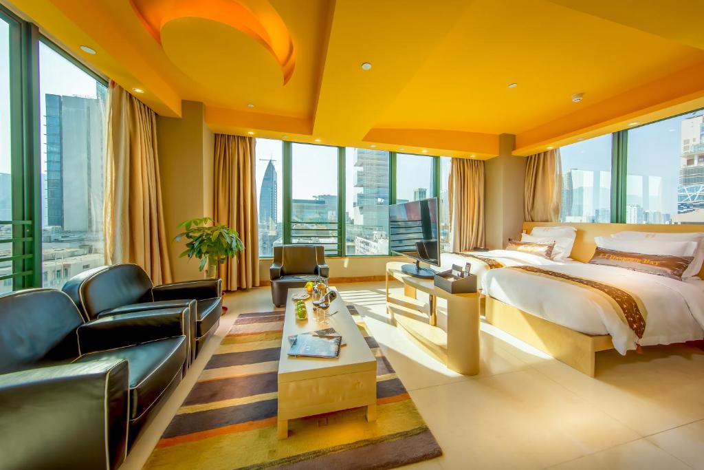 香港维港湾酒店的酒店客房设有一张床和一个大窗户