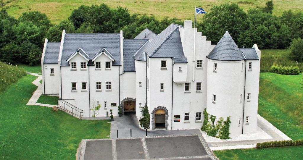 班克内克Glenskirlie Castle Hotel的享有大型白色城堡的空中景致