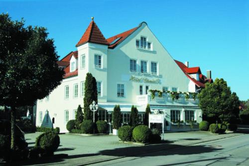 哈尔伯格摩斯丹尼尔斯酒店的一座白色的大建筑,有红色的屋顶