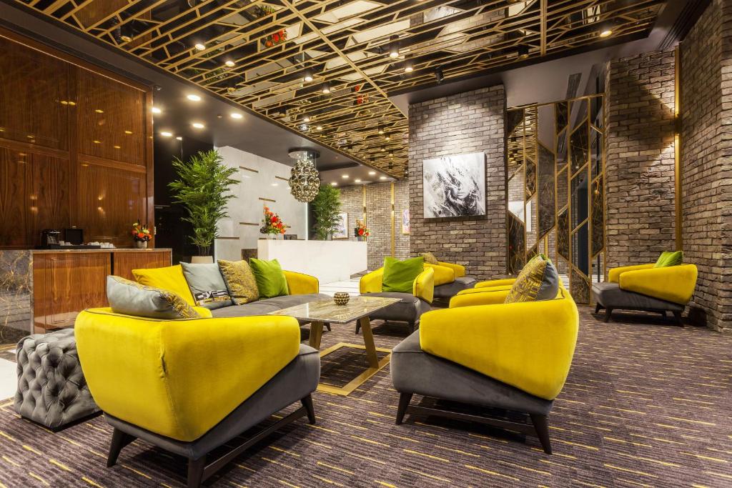 克卢日-纳波卡Hotel Platinia的客厅配有黄色椅子和桌子