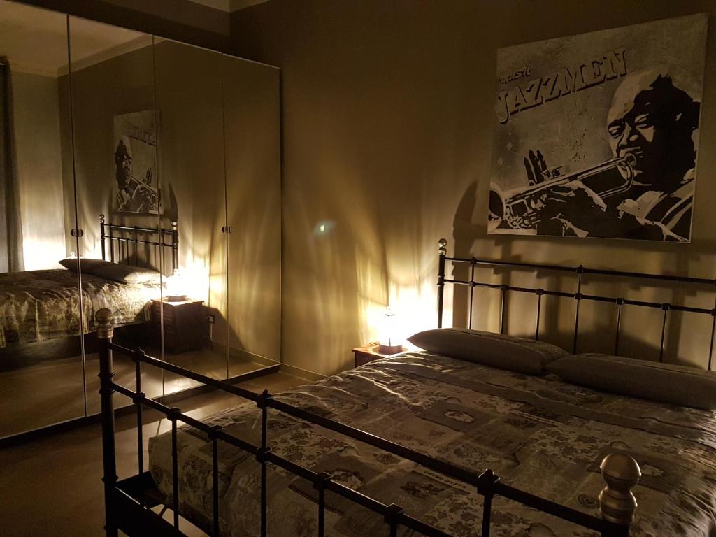 亚历山德里亚Saint George's House的卧室配有一张床,墙上挂着一张海报