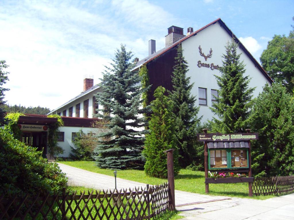 奥伊宾Naturparkhotel Haus Hubertus的前面有标志的建筑