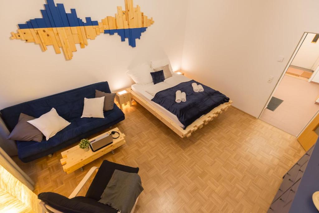 维也纳维也纳中央车站精品公寓的享有高空美景,设有一张床和一张沙发。