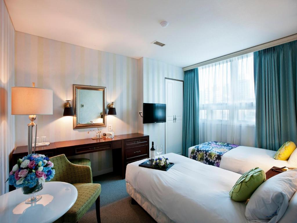 首尔中央观光酒店的酒店客房配有两张床和一张书桌