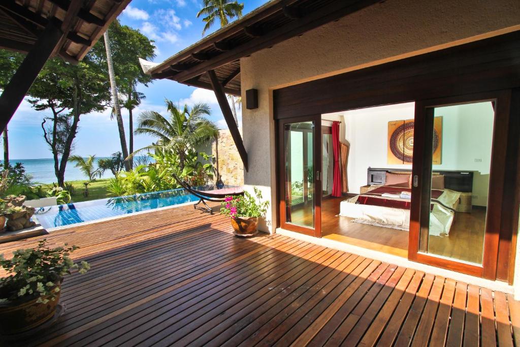 高兰泰国海岛梦想庄园酒店的木制甲板,设有卧室和游泳池