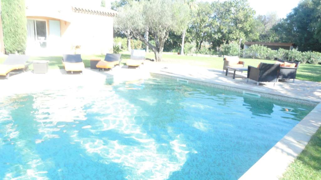 拉马蒂埃勒Clos des Vignes Pampelonne Vineyard的庭院内带椅子的游泳池