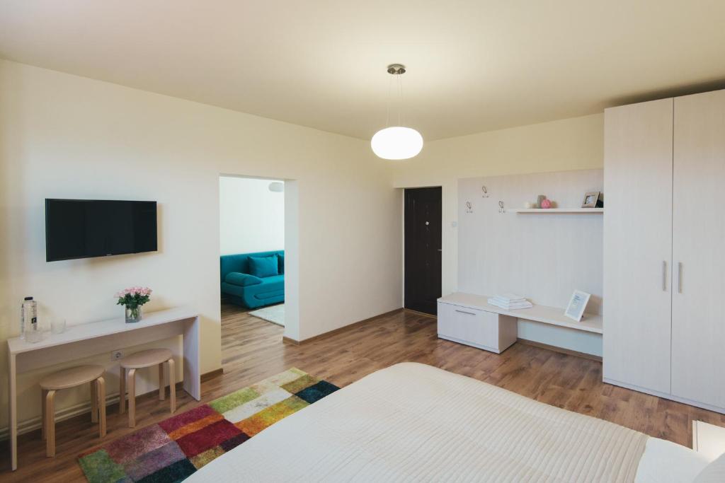 巴亚马雷Camelia's cozy place的客厅设有白色的墙壁和蓝色的沙发