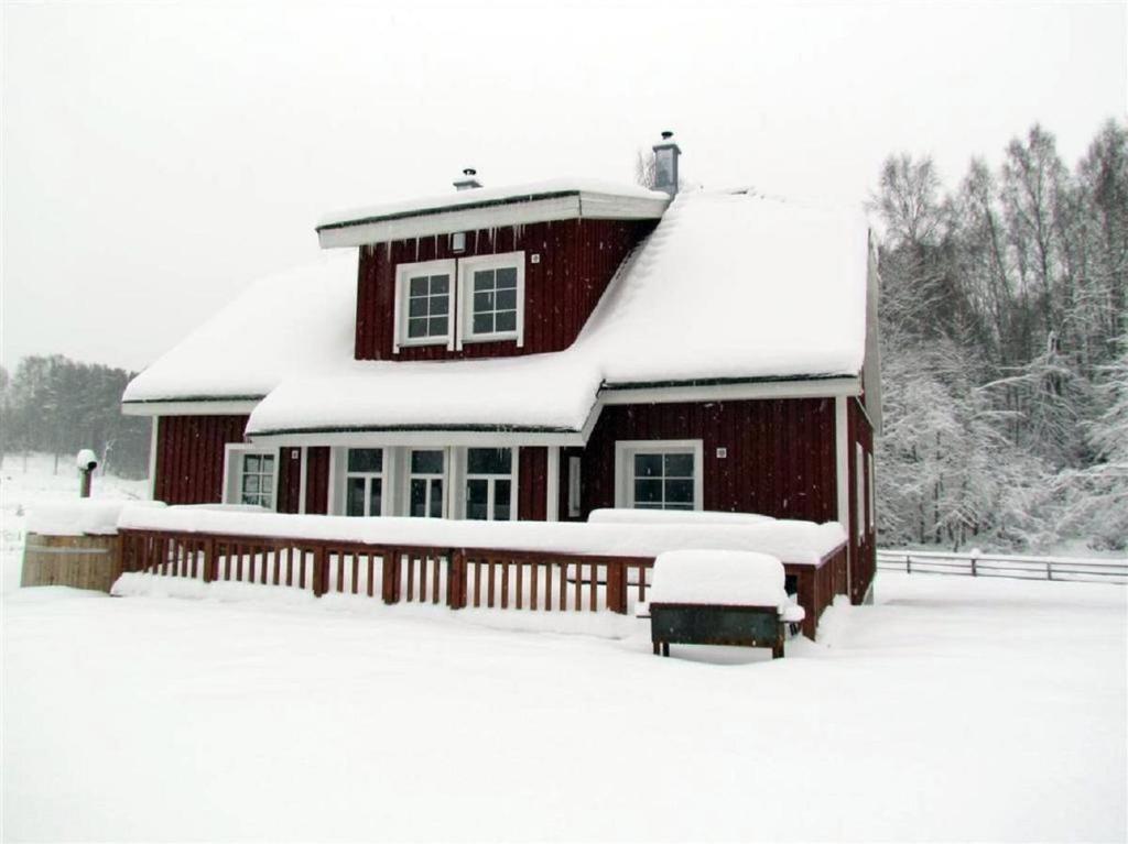 奥泰佩奥莎普克玛雅度假屋的雪覆盖的房屋,有雪盖屋顶