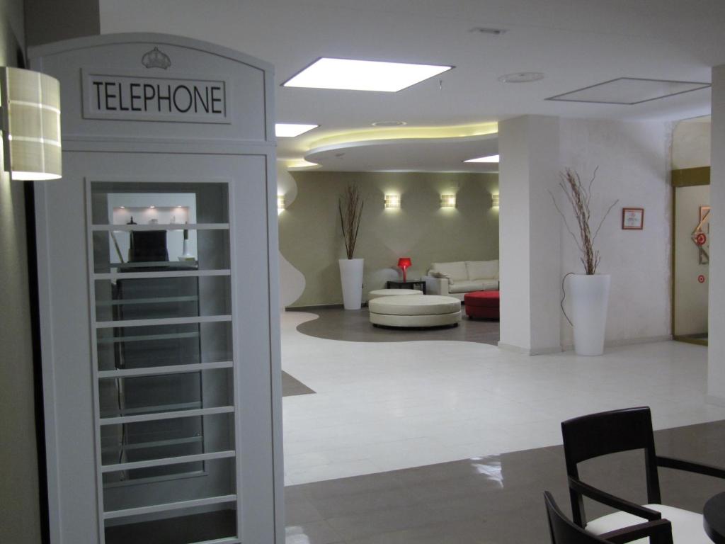 格拉纳达唐璜酒店的大堂设有等候室,上面有读电话的标志