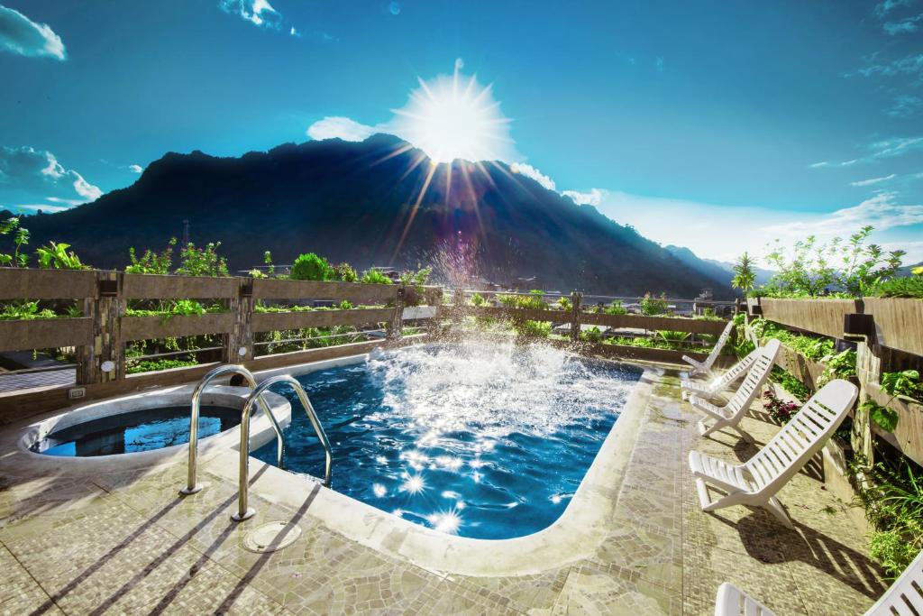 廷戈玛丽亚Shushupe Hotel的热水浴池,其背后是带山的喷泉