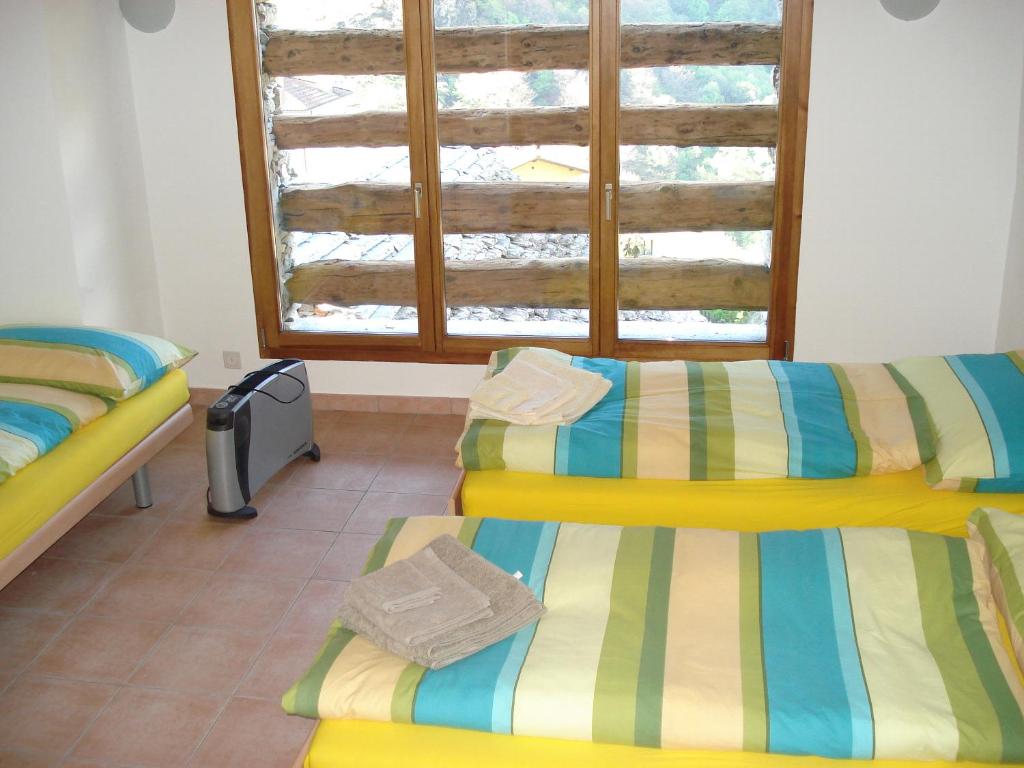 Brontallo太平洋乡村公寓的客房设有两张床和窗户。